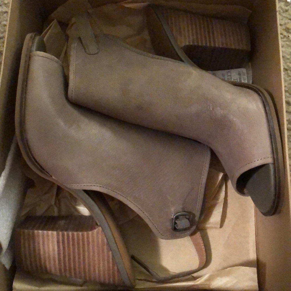 Lucky Brand 10M leather booties